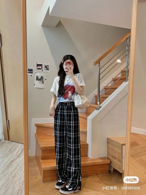 Tartan Pants Outfit, Checkered Outfit Women, Korean Modest Outfits, Neat Dress, Checkered Outfit, Plaid Pants Outfit, Dress Down Day, Korean Outfit Street Styles, Pajama Fashion