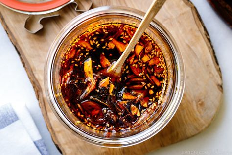 Crunchy Garlic Chili Oil (Taberu Rayu) Crunchy Garlic Chili Oil, Crunchy Chili Oil, Soba Noodles Soup, Garlic Chili Oil, Crunchy Garlic, Korean Chili Flakes, Chili Oil Recipe, Garlic Chips, Easy Japanese Recipes