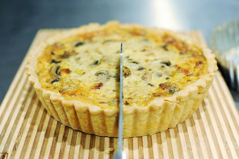 Pioneer woman's quiche with bacon, swiss, artichocke hearts and mushrooms.  I think this is the ONE! Mushroom Quiche, Breakfast Quiche, Pioneer Woman Recipes, Ree Drummond, Quiche Recipes, Beautiful Kitchen, Breakfast Dishes, Breakfast Casserole, Pioneer Woman