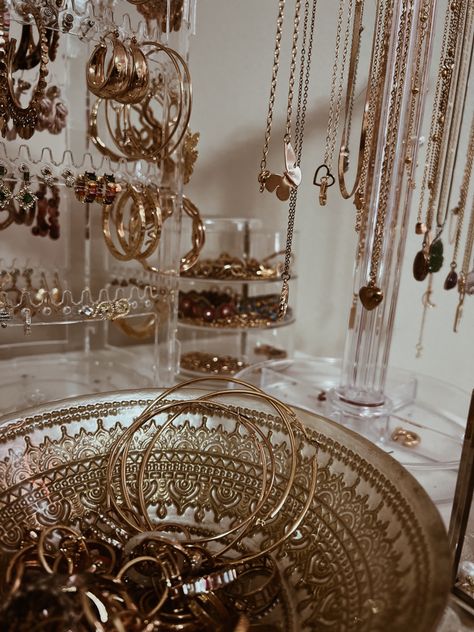 Organization ideas, Gold Jewlery Gold Girly Aesthetic, Gold Aesthetic Clothes, Vinny Core, Golden Jewelry Aesthetic, Gold Girl, Gold Aesthetic, Stay Gold, Bronze Jewelry, Golden Jewelry