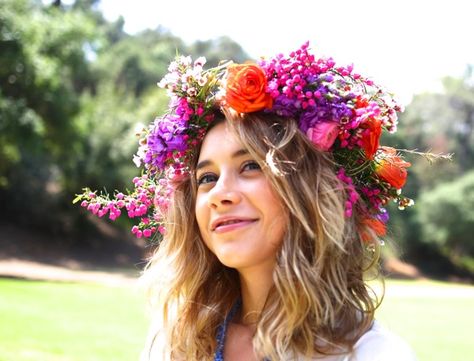 flower crown diy | kelly golightly Coachella Diy, Floral Headdress, Bridal Shower Activities, Flower Headdress, Diy Flower Crown, Headpiece Diy, Flower Crown Hairstyle, Ren Fair, Pink Photography