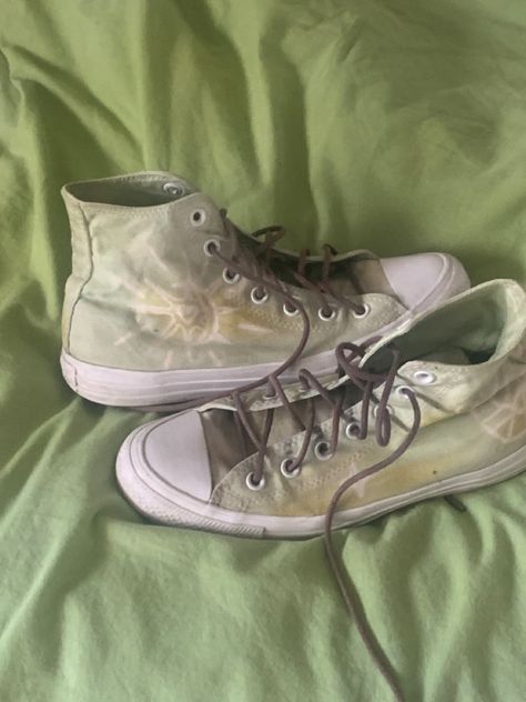 Converse Bleach Design, Bleaching Converse, Bleached Converse, Bleach Painting, Painted Converse, Diy Shows, Just Pretend, Chuck Taylor Sneakers, Converse Sneaker