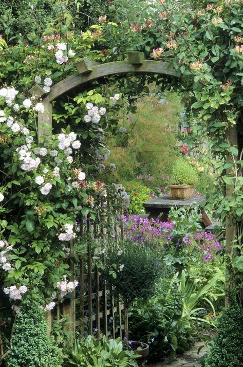 30 English Gardens To Visit - Design Ideas for English Gardens #secretGarden English Gardens, Cottage Garden Design, English Cottage Garden, The Secret Garden, 수채화 그림, Garden Lovers, Garden Cottage, Country Gardening, Garden Gates