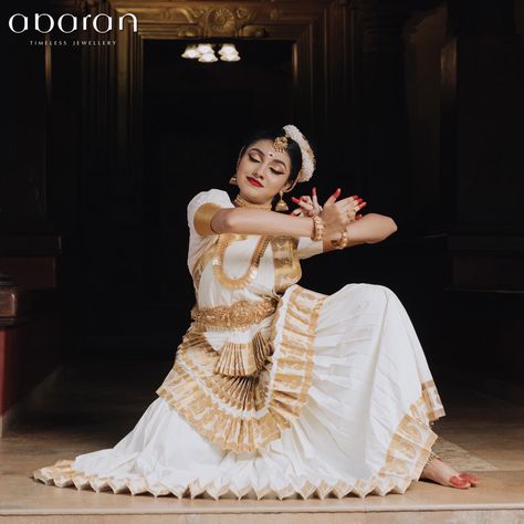 Mohiniyattam Aesthetic, Mohiniyattam Photography, Mohiniyattam Poses, Kathak Poses, Mohiniyattam Dance, Dance Forms Of India, Kerala Culture, Bharatanatyam Costume, Indian Classical Dancer