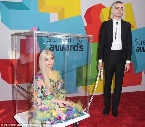 "Singer That Poppy inside a glass box while her handler Titanic Sinclair holds her chain. That Poppy’s entire act is all about her being an MK slave" -Vigilant Citizen Titanic Sinclair, Poppy Fashion, Streamy Awards, Mars Argo, Im Poppy, Far Cry Primal, That Poppy, Favorite Youtubers, Kevin Spacey