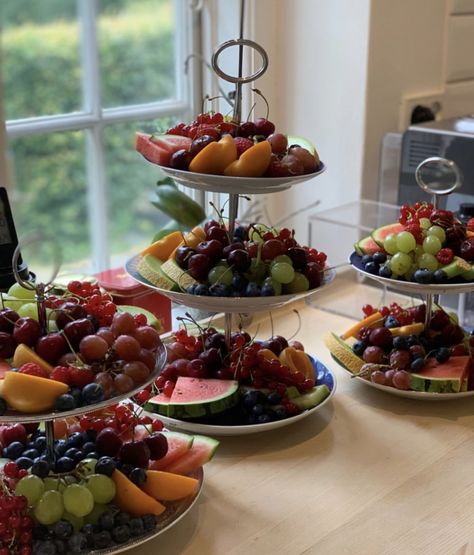 Grad Party Food, Snack Display, Fruit Lunch, Fruit Platter Designs, Fruit Display, Green Themed Wedding, Wine Tasting Party, Food Table, Party Buffet