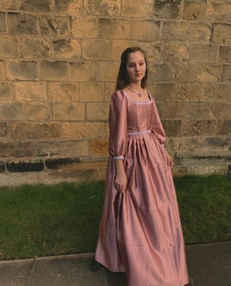 1600s Dresses, Pink Medieval Dress, 1700 Dress, Amelia Core, 1400s Fashion, Mayfair Witches, 1500s Fashion, Historic Dresses, Henrietta Maria