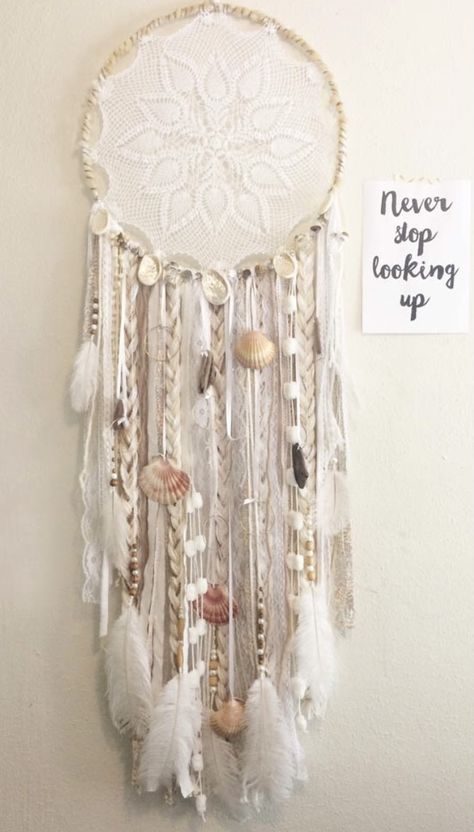 Diy Dream Catcher Tutorial, Bohemian Crafts, Summer Porch Decor, Boho Crafts Diy, Knitted Toys Free Patterns, Crochet Dreamcatcher, Diy Boho Decor, Dream Catcher Craft, Diy Wind Chimes