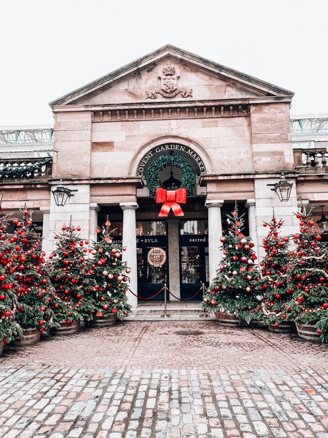 Covent Garden with Christmas trees Christmas In The Hamptons, Covent Garden Aesthetic, Kew Gardens Christmas, Covent Garden Christmas, London Xmas, London At Christmas, British Christmas, Christmas In London, London Christmas