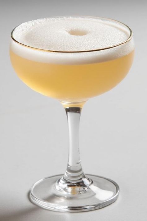 Enjoy a delicious and frothy Ramos Gin Fizz cocktail, a twist on classic drinks that captures the essence of New Orleans with its creamy texture and refreshing taste. New Orleans Bar, Gin Fizz Recipe, Gin Fizz Cocktail, Sparkling Wine Cocktails, Ramos Gin Fizz, Iced Tea Cocktails, Fizz Cocktail, Gin Lemon, Tea Cocktails