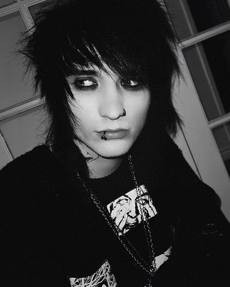 Johnnie Guilbert Wallpaper Aesthetic, Johnnie Guilbert Wallpaper Iphone, Johnnie Guilbert Icon, Haircut References, Hot Emo Guy, Cute Emo Guys, Polar Opposites, Jake Weber, Emo Boyfriend