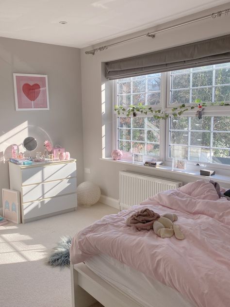 Girly Clean Room, Girly Pink Desk, Pink Girly Aesthetic Room, Light Feminine Room Aesthetic, Minimal Pink Bedroom, Room Inspo Princess, Clean Girl Bedroom Aesthetic Pink, Subtle Pink Room, Light Pink And White Room