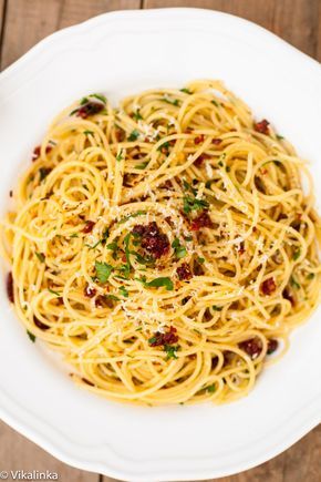 Spaghetti alla Siciliana (spaghetti with sun-dried tomatoes, garlic and parsley) #italian #pasta #spaghetti Traditional Spaghetti, Spaghetti Recipes Easy, Makanan Italia, Resep Pasta, Sicilian Recipes, Perfect Pasta, Sun Dried Tomatoes, Spaghetti Recipes, Dinner Idea