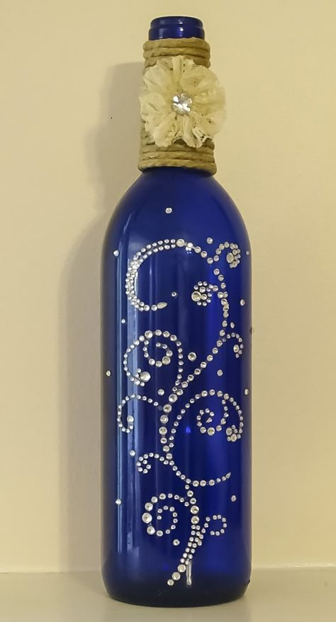 Wine Bottle Project, Blue Wine Bottles, Bottle Projects, Wine Bottle Ideas, Bottle Diy Crafts, Painted Bottles, Glass Bottle Diy, Wine Craft, Wine Glass Art