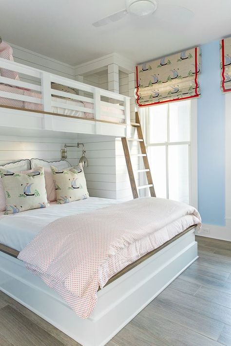 You might not have realized how many cool, creative and crafty options there are to make bunk beds a dream. Get it? Bunk Beds Small Room, Apartemen Studio, Bunk Bed Rooms, Rum Inspo, Built In Bunks, Bunk Rooms, Bunk Bed Designs, Coastal Living Rooms, Coastal Bedrooms