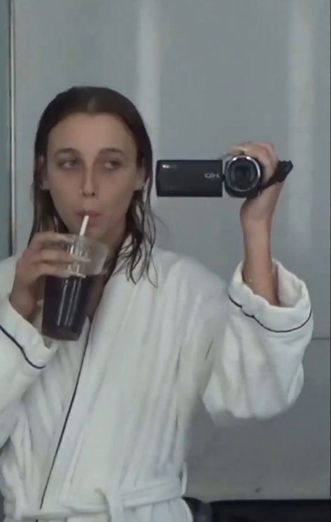 Emma Chamberlain Outfits, Forehead Kiss, Comfort Person, Forehead Kisses, Emma Chamberlain, Film Inspiration, Golden Girl, Divine Feminine, Camcorder