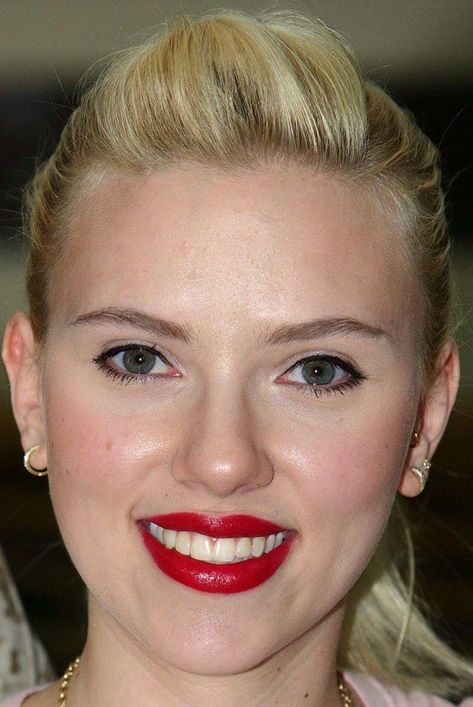 Famous People with Green Eyes Celebrities With Green Eyes, People With Green Eyes, Full Hd Photo, Celebrity List, Romanoff, Makeup For Green Eyes, Hollywood Walk Of Fame, Wallpapers Hd, Scarlett Johansson