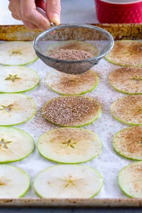 Apples Snacks, Baked Apple Chips Recipe, Baked Apple Chips, Cinnamon Apple Chips Baked, Apple Chips Recipe, Cinnamon Apple Chips, Apple Chips Baked, Low Fat Snacks, Crispy Chips