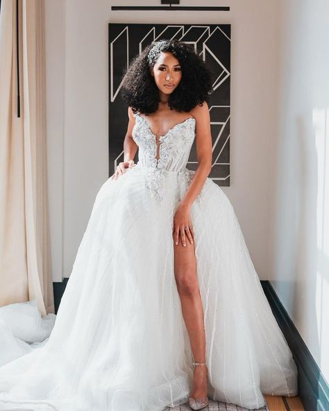 Black Woman Wedding Dress, Married Ideas, Fluffy Wedding Dress, Black Weddings, Dear Boyfriend, Queen Wedding, Cream Wedding Dresses, Bride Ideas, White Wedding Theme