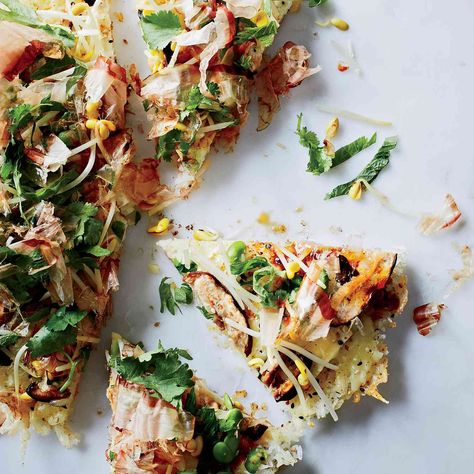 This crazy-fun recipe from chef Grant Achatz is a mash-up of two popular dishes: fried rice and pizza. His secret is crisping up the rice in the skillet, then sprinkling it with Manchego cheese and lots of Japanese toppings. Pizza Rice, Rice Pizza, Rice Crust, Japanese Pizza, Recipes Sushi, Rice Tofu, Tofu Sushi, Pizza Sushi, Grant Achatz