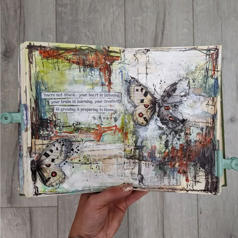 Marta Lapkowska (@maremis_small_art) • Instagram photos and videos Small Art Journal, Beginner Art, Mixed Media Journal, Art Journal Techniques, Beautiful Journals, Art Diary, Creative Journal, Mixed Media Art Journaling, Handmade Books