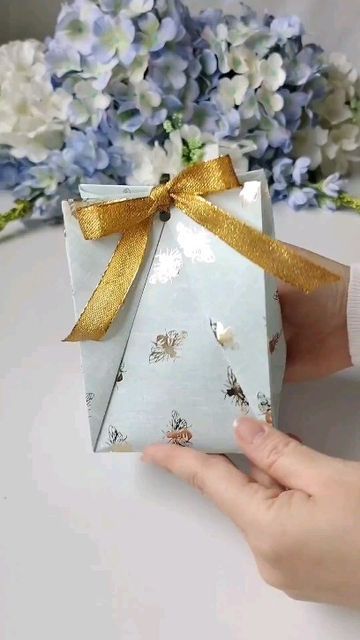 Gift Wrap With Handle, Small Christmas Gift Boxes Diy, New Gift Ideas Creative, Food Warming Ideas, Unique Gift Bags, How To Wrap Bracelet Gift, Jewellery Wrapping Ideas, Jewelry Gift Wrapping Ideas, How To Gift Wrap A Shirt With Wrapping Paper