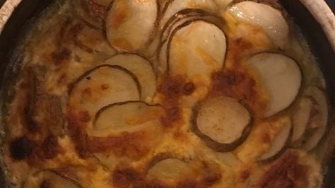 Cooking these creamy potatoes in the microwave saves time and also frees up your oven for cooking the main dish. Microwave Scalloped Potatoes, Scalloped Potatoes Easy, Scalloped Potatoes Recipe, Creamy Potatoes, Potatoes In Microwave, Leftover Potatoes, Beyond Diet, Scalloped Potato Recipes, Cheese Stuffed Peppers