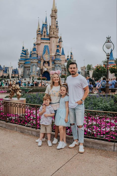 Family Photos Disneyland, Magic Kingdom Family Pictures, Kids Vision Board Ideas Children, Kids Vision Board, Family Vacation Photos, Disney Family Outfits, Dubai Family, Family Future, Paris Photoshoot