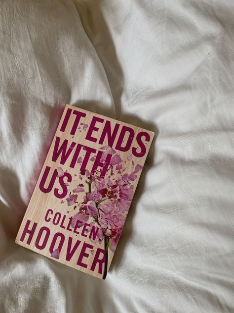 Aesthetic It Ends With Us, Book It Ends With Us, White Marble Background, Book Instagram, Scrapbook Book, It Ends With Us, Marble Background, Colleen Hoover, Aesthetic Pink