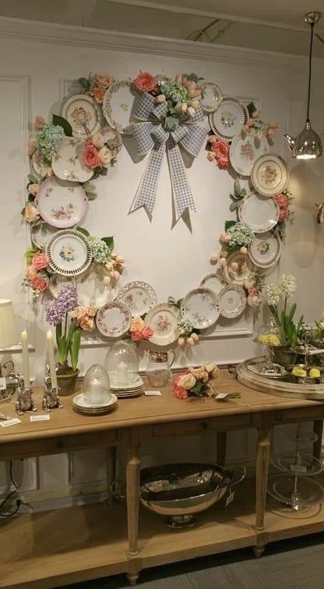 Plate Wreaths, Plate Wreath, Teacup Crafts, China Crafts, Door Entrance, Deco Originale, Beautiful Table Settings, Shabby Chic Crafts, Plate Wall