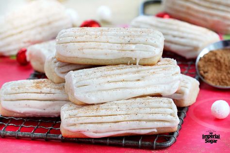 Easy to make buttery cookies bursting with nutmeg flavor (added both to the dough and to the frosting) and shaped into yule logs to light up your holiday cookie plate. Log Cookies, Cookies And Bars, Yule Logs, Peanut Butter Chip Cookies, Whipped Shortbread Cookies, Cookie Plate, Buttery Cookies, Yule Log, Coconut Macaroons