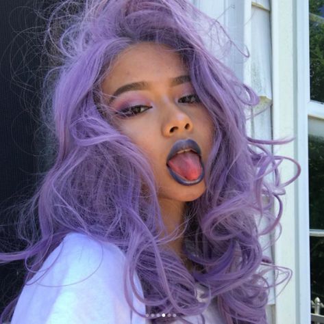 Lavender Hair Ideas, Periwinkle Hair, Girl With Purple Hair, Lavender Hair Colors, Dyed Hair Inspiration, Lavender Hair, Beautiful Curly Hair, Wavy Wig, Hair Color Pink