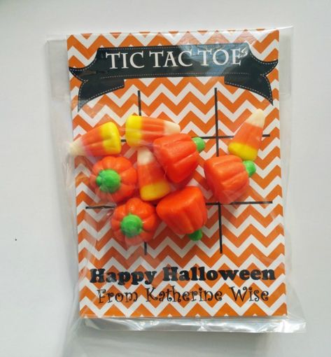 Ways to Hand Out Halloween Candy: Candy games #halloween #candy #halloweencandy #trickortreat Halloween Tic Tac Toe, Halloween Class Party, School Halloween Party, Harvest Party, Halloween Goodies, Halloween Snacks, Halloween School, Halloween Games, Tic Tac Toe