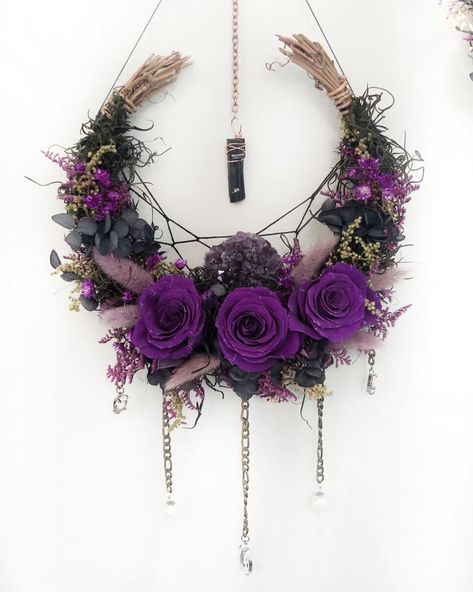 Edit SOLD ‼️ Thank you! 💜🌹✨🌜 NEW! Luxe Gothic Wreath! Happy Monday! I gave this piece a lil upgrade, I wasn't gaga over the cross so I added a wire wrapped black tourmaline instead. Also in this beauty are REAL preserved dark purple roses that will maintain their color and appearance for over a year and then slowly fade and dry into beautiful dried roses, which are also very pretty. Just listed and available now! . . . . . . . . .#witch #witchdecor #altars #altardecor #dark #whimsygoth #dark... Witch Wreaths, Gothic Wreath, Wire Wreath Ideas, Witchy Crafts Diy, Fall Festival Crafts, Dark Purple Roses, Gothic Crafts, Fantasy Craft, Moon Crafts