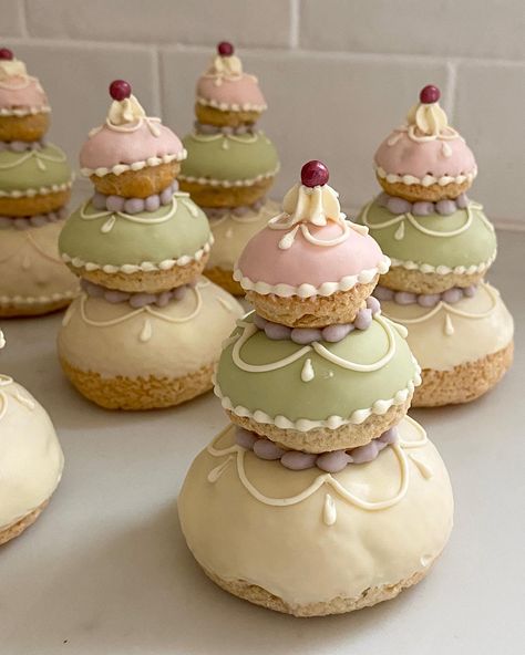 Petit Fours Aesthetic, Courtesan Au Chocolat, Grand Budapest Hotel Cake, Pretty Baked Goods, Wes Anderson Food, Choux Cake, Petit Cakes, Aesthetic Pastry, Beautiful Pastries