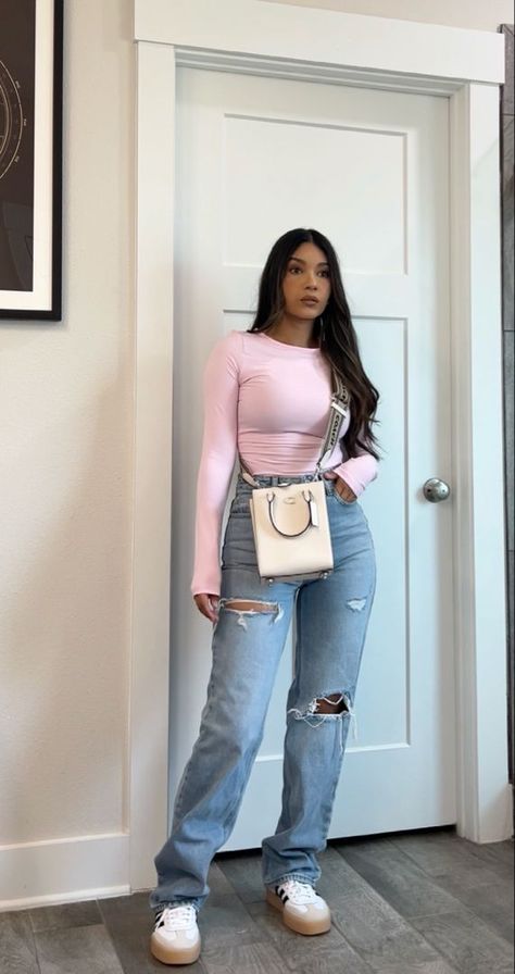 Cute Casual Baddie Outfits, Jeans Valentines Outfit, Baddie Long Sleeve Outfits, Outfit With Light Jeans, Outfit With Long Sleeve Shirt, Ny Casual Outfit, Valentine Outfit Casual, Pink Mom Outfit, Pink Long Shirt Outfit