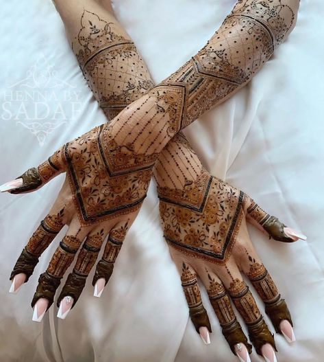 Pakistani Bridal Henna Designs, Minimalist Mehendi Bride, Bridal Henna Floral, Minimalist Bridal Henna, Afghan Nikkah, Simple Bridal Henna, Krishna Mehndi, Mehndi Designs For Brides, Pakistani Henna Designs