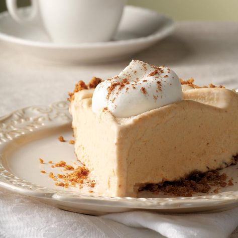 Low-Calorie Holiday Dessert Recipes Pumpkin Mousse Pie, Frozen Pumpkin Pie, Mousse Pie, Frozen Pumpkin, Pumpkin Mousse, Healthy Pumpkin, Thanksgiving Desserts, Köstliche Desserts, Pumpkin Dessert