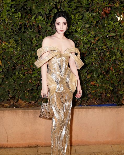 Fan Bingbing 范冰冰 | Dressed up for the Charles Finch Dinner. | Instagram Fan Bingbing, Celebrity Kids, Fairytale Dress, Cocktail Evening Dresses, Gorgeous Gowns, May 21, Evening Attire, Gold Dress, Mean Girls