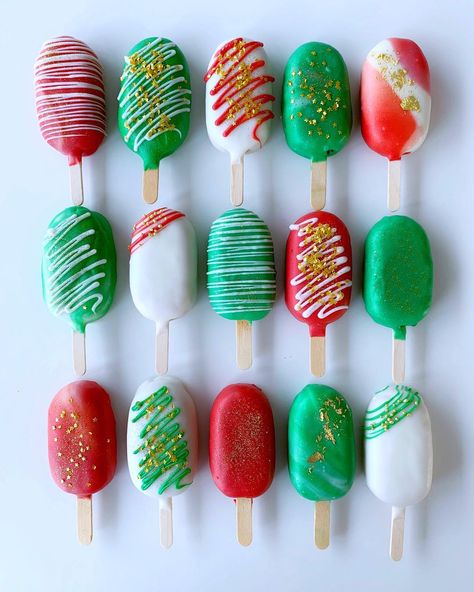 Christmas Cake Popsicles, Cake Popsicles Ideas, Diy Cake Recipes, Popsicles Cake, Cake Popsicles, Christmas Strawberry, Cake Pop Designs, Cake Pop Decorating, Holiday Cake