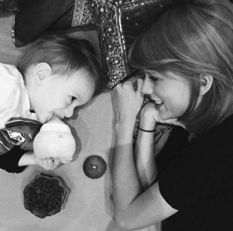 taylorswift: "I decided today that when my friends' children come over, I'll feed them chocolate chips and let them jump on the furniture." // Taylor with Joy Williams's son, Miles. Joy Williams, Delete Instagram, Jaime King, Camila Morrone, Live Taylor, Taylor Swift Pictures, Taylor Alison Swift, Her Music, Chocolate Chips