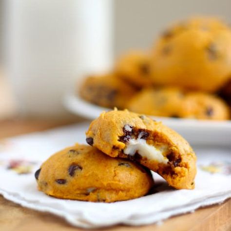 Pumpkin Chocolate Chip Cookies Stuffed with Cream Cheese Pumpkin Sweets, Cup Of Cake, Cookies Stuffed, Nutella Muffins, Pumpkin Chocolate Chip, Pumpkin Chocolate Chip Cookies, Pumpkin Cream Cheeses, Cheese Cookies, Cream Cheese Cookies