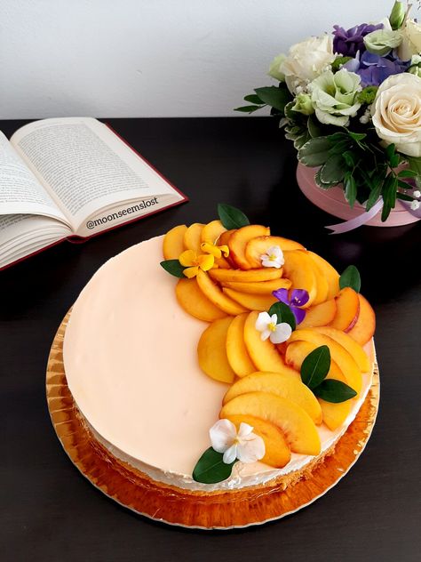 Peach Cake Decoration Birthday, Apricot Cake Decoration, Cake With Peaches Decoration, Peach Cake Aesthetic, Cheesecake Decoration Design, Peach Cake Decoration, Peach Cake Design, Peach Birthday Cake, Cheesecake Peach