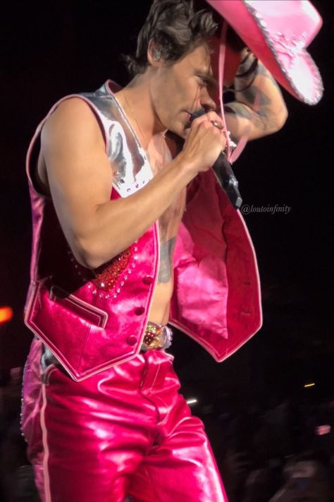 harry styles performing at coachella, with a pink cowboy hat, (harrychella!), night 2, weekend 2; april 22nd 2023 Coachella Weekend 2, Concert Outfit Men, Love On Tour Outfits, Pink Pony Club, Pony Club, Harry Styles Pictures, Harry Styles Photos, Mr Style, Harry Styles Love On Tour