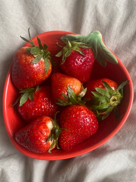 Circle Painting Ideas, Vegan Protein Meals, Fruit Frosting, Bowl Of Strawberries, Groceries List, Strawberry Bowl, Strawberry Girl, Point Of Sale Display, Berry Berry