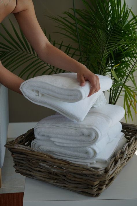 Body Massage Spa, Towels For Bathroom, Egyptian Cotton Towels, Towel Sets, Black Towels, Green Towels, Spa Towels, Massage Room, Luxury Towels