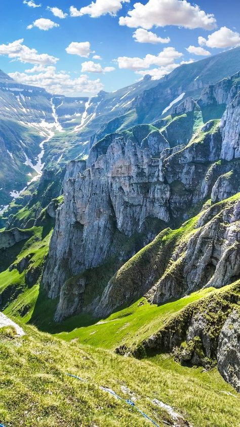 Priveliste spre 𝗩𝗮𝗹𝗲𝗮 𝗖𝗲𝗿𝗯𝘂𝗹𝘂𝗶 - Muntii Bucegi 🏔 Mountain Hiking Aesthetic, Vampire Dracula, Mountains Aesthetic, Mountain Landscape Photography, Mountain Images, Mountain Pictures, Beautiful Landscape Photography, Strange Places, Landscape Photography Nature