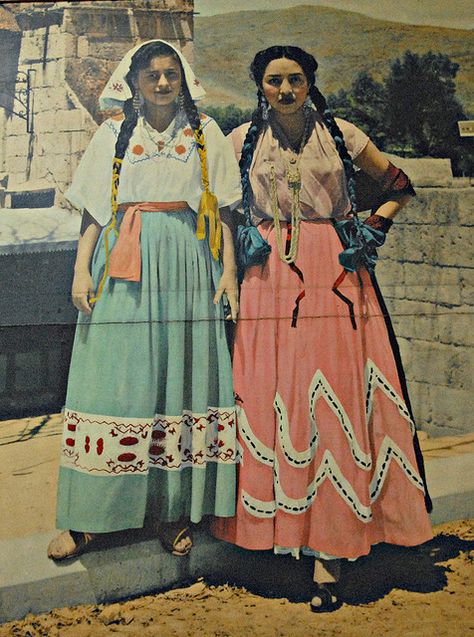 Women Oaxaca Mexico by Teyacapan, via Flickr Mexican Traditional Dress Culture, Mexican Vintage Fashion, Mexican Vintage Art, Traditional Mexican Dress Jalisco, Mexican Traditional Clothing Women, Mexican Fashion Traditional, Vintage Mexican Fashion, Mexican Gothic, Vintage Mexican Dress