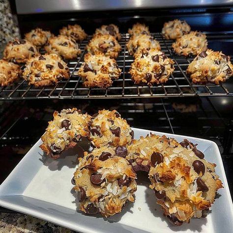 Keto Magic Cookies Keto Magic Cookies, Magic Cookies, Joy Cookies, Almond Joy Cookies, Keto Easy, Free Keto Meal Plan, Pecan Chicken, Quick Treats, Points Recipes