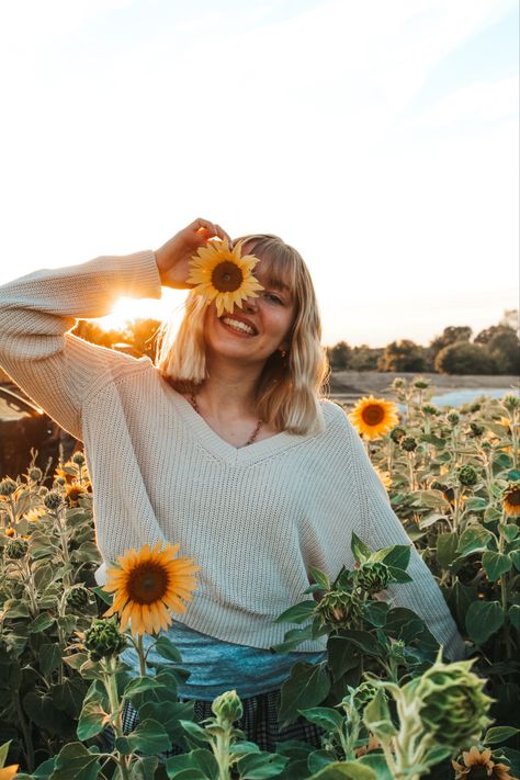 Pictures With Sunflowers, Sunflower Field Photography, Sunflower Field Pictures, Outdoor Portrait Photography, Sunflower Photography, Simple Habits, Senior Photo Poses, Sunflower Photo, Flower Photoshoot